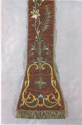 Stola del ternario in raso rosso.